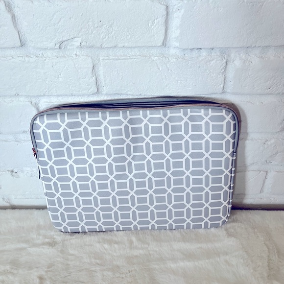 NWOT Studio C MacBook Case - Picture 2 of 4